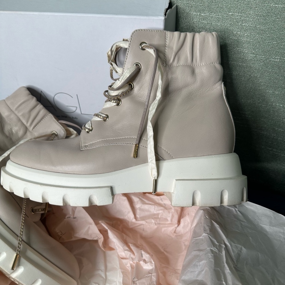 Boots - Picture 4 of 9